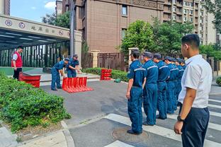 足球报：大连英博三连胜领跑中甲，梭鱼湾现场超2万球迷助阵